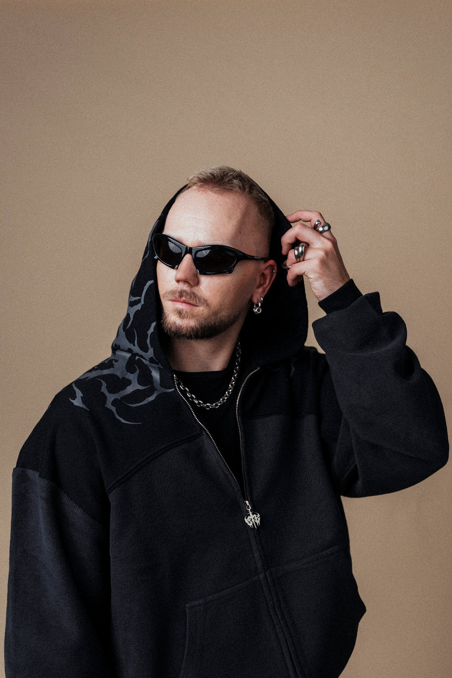 OBSESSED männliches Model mit Kapuzenjacke