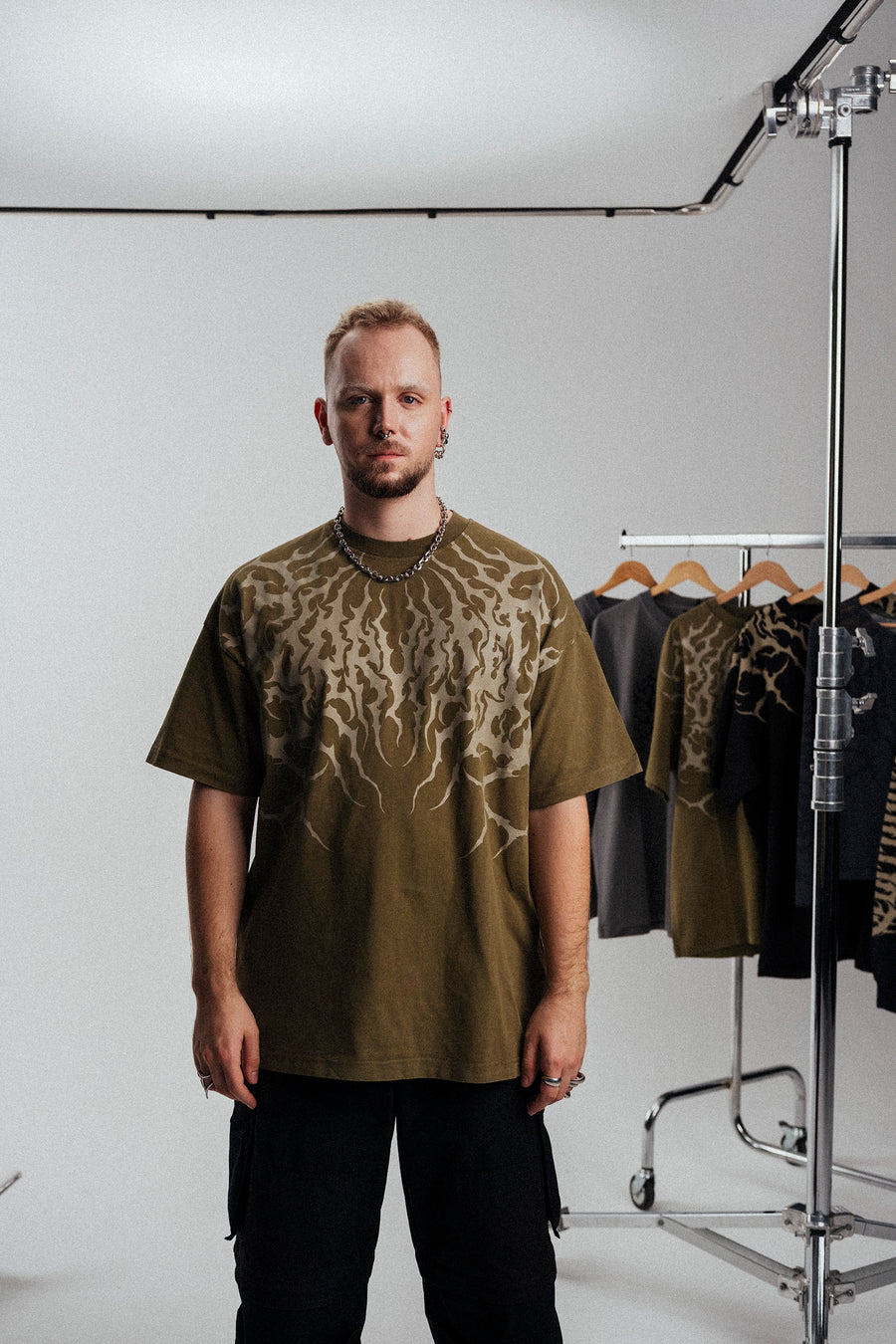 OBSESSED männliches Model mit Shirt