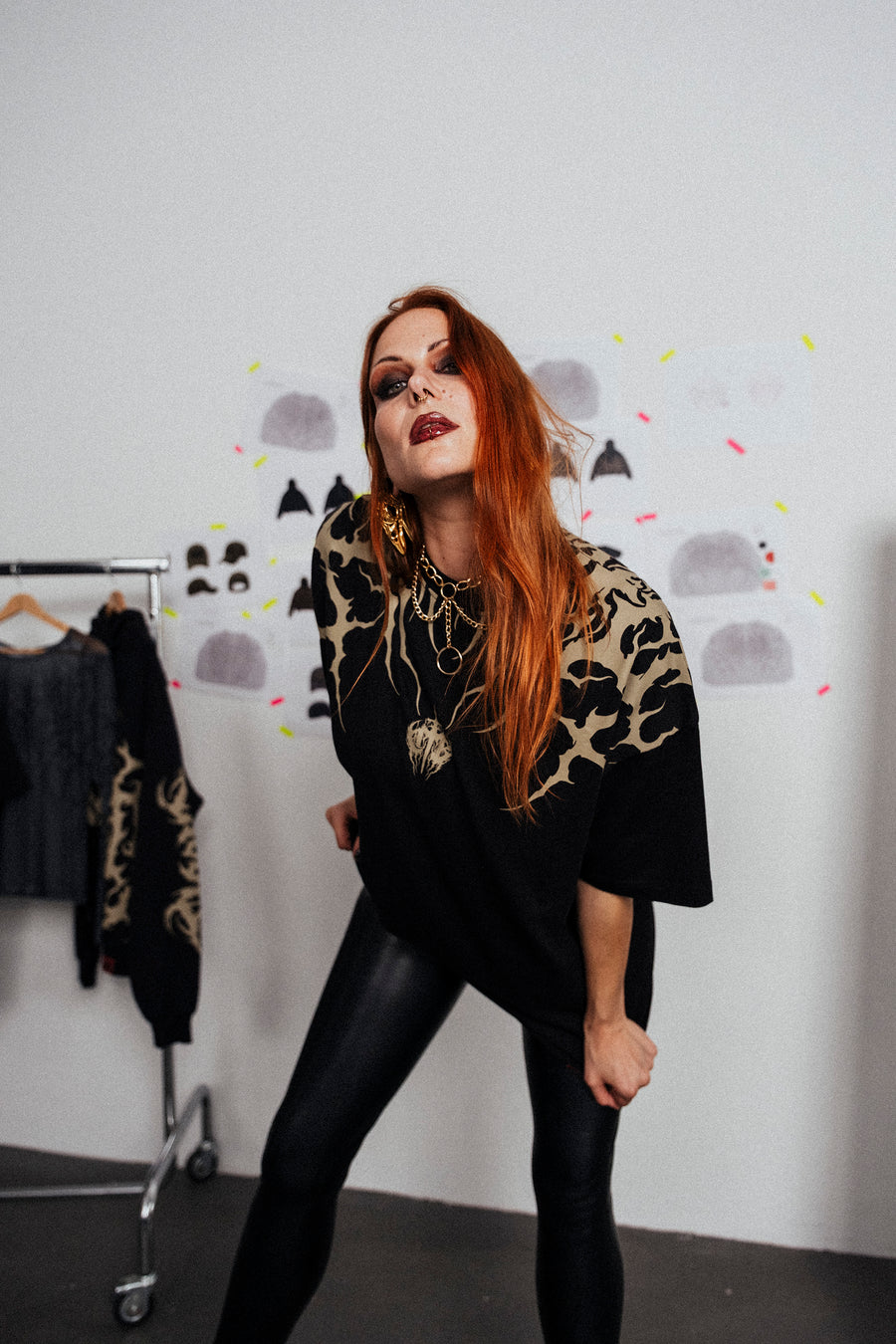 OBSESSED weibliches Model mit Shirt