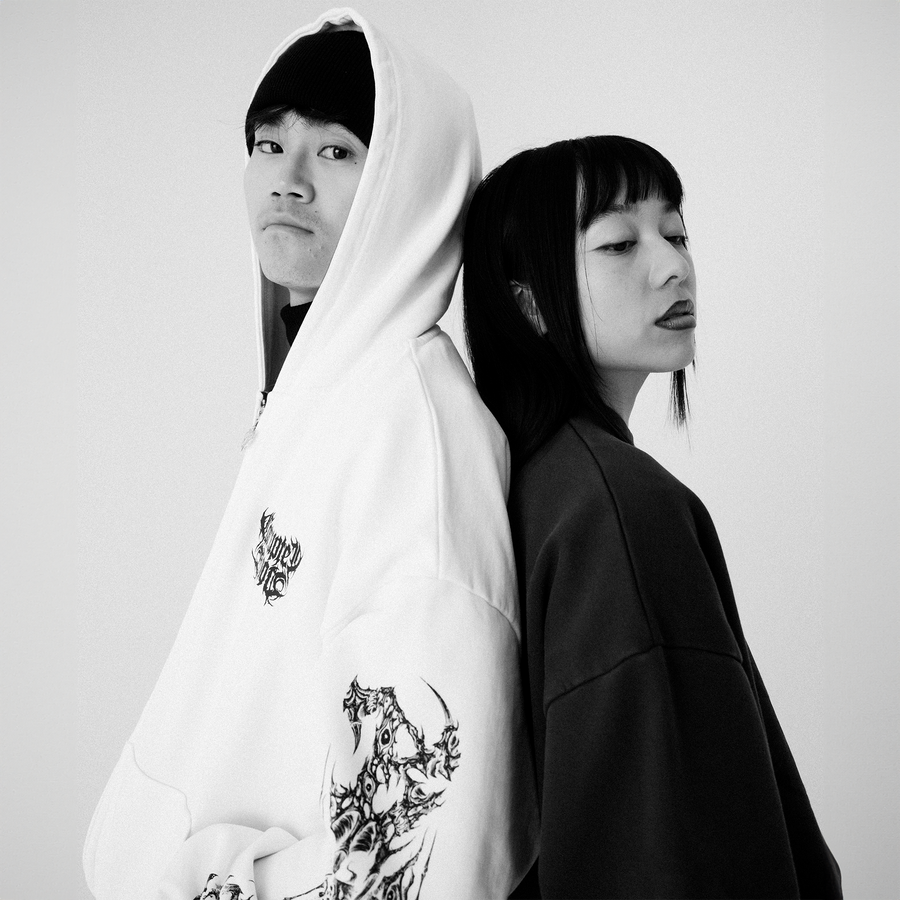 Zwei Models mit Corrupted Blood Shadow World Kleidung