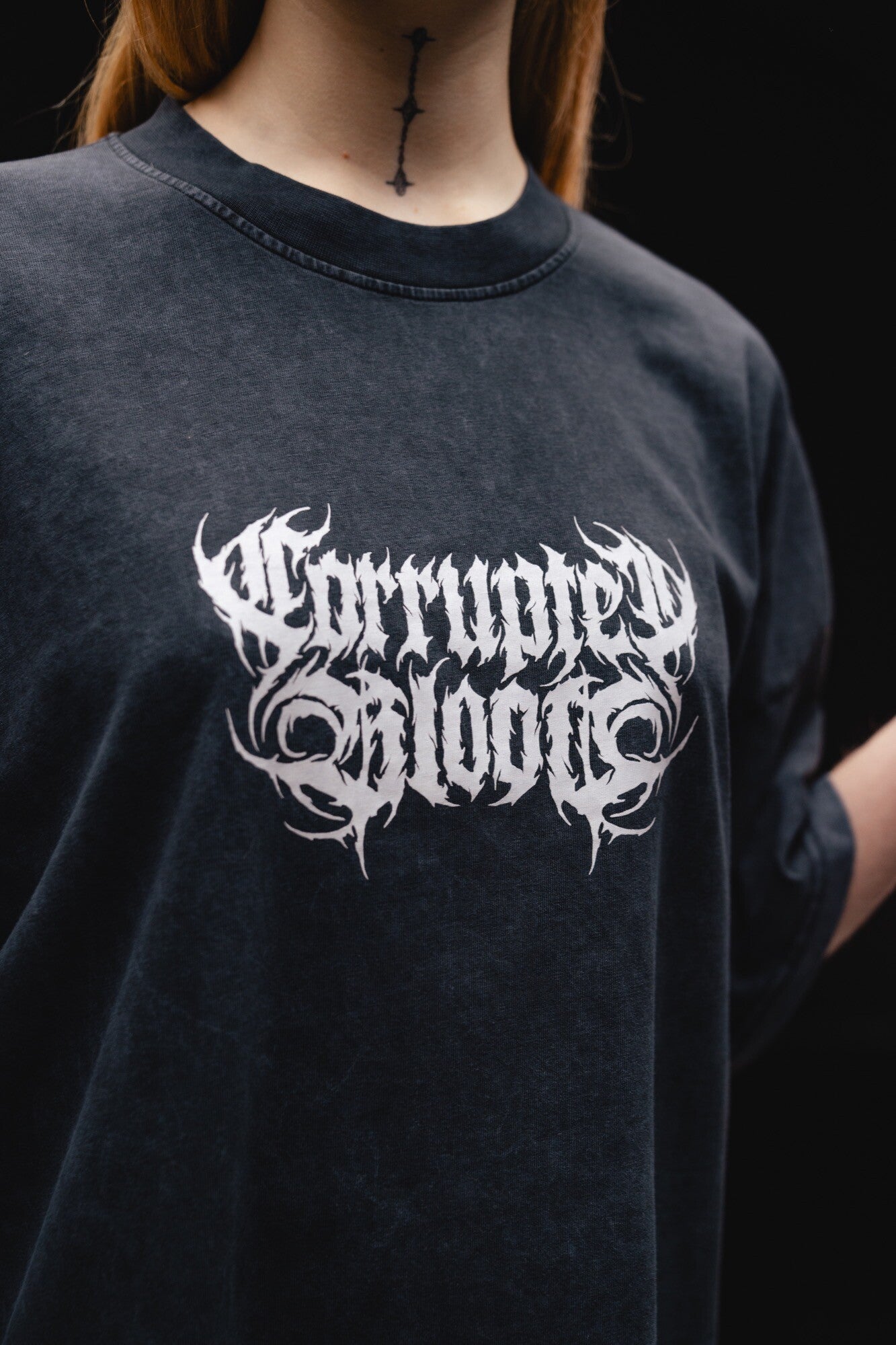 https://images.bravado.de/prod/product-assets/corrupted-blood/corrupted-blood/products/504317/web/419833/image-thumb__419833__3000x3000_original/Corrupted-Blood_Essential-Logo_T-Shirt_s504317_o2080132_a419833_v11559690.94399c5d.jpg