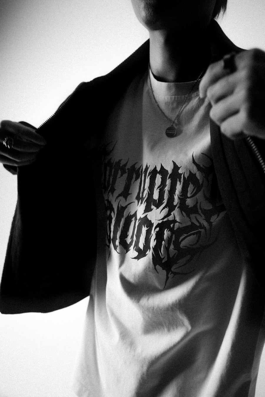 Zwei Models mit Corrupted Blood Shadow World Kleidung