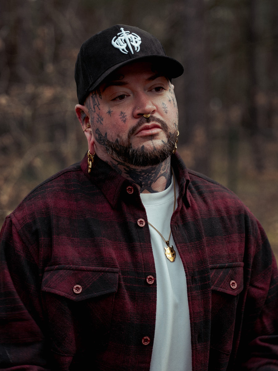 Bloodlines – Portrait mit Flanell und Cap