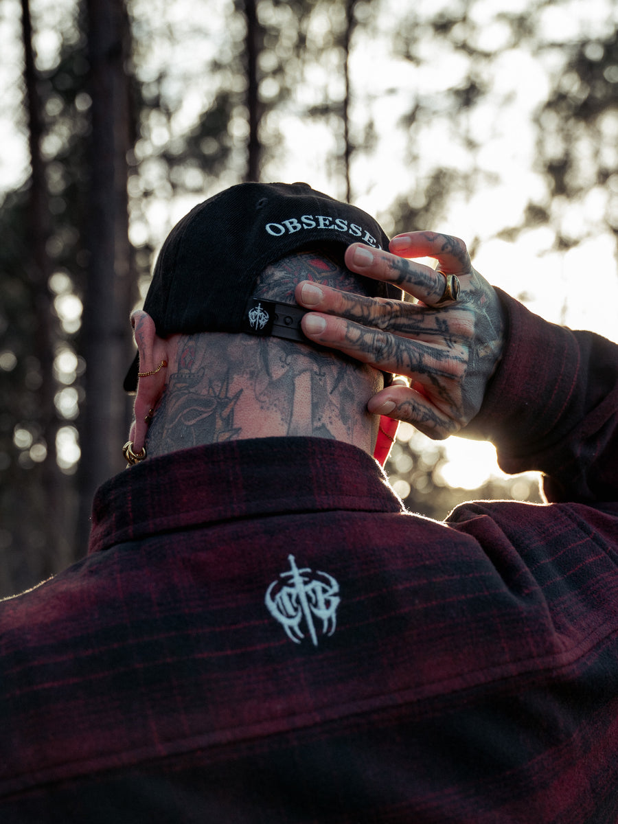 Bloodlines – Portrait mit Flanell und Cap