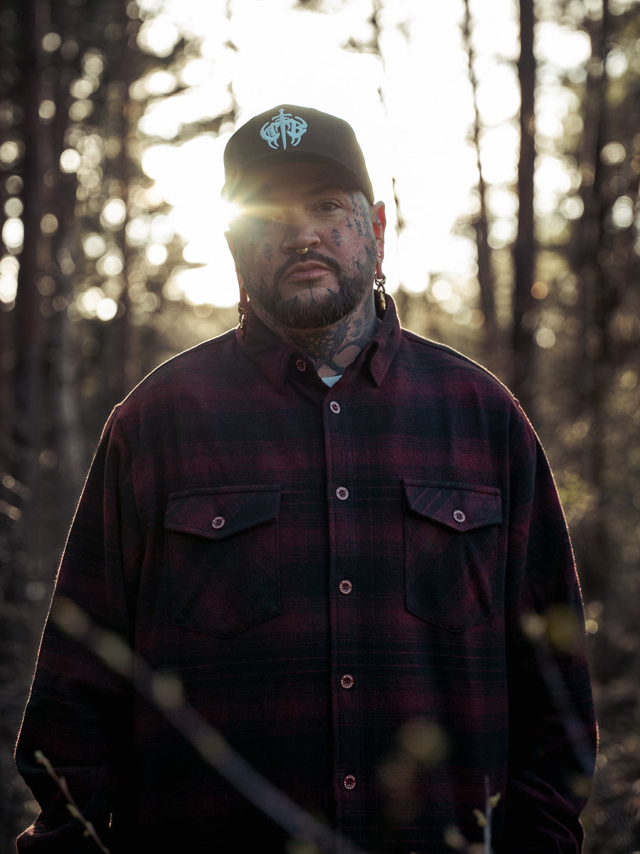 Bloodlines – Portrait mit Flanell und Cap