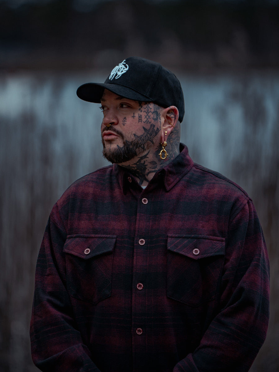 Bloodlines – Portrait mit Flanell und Cap
