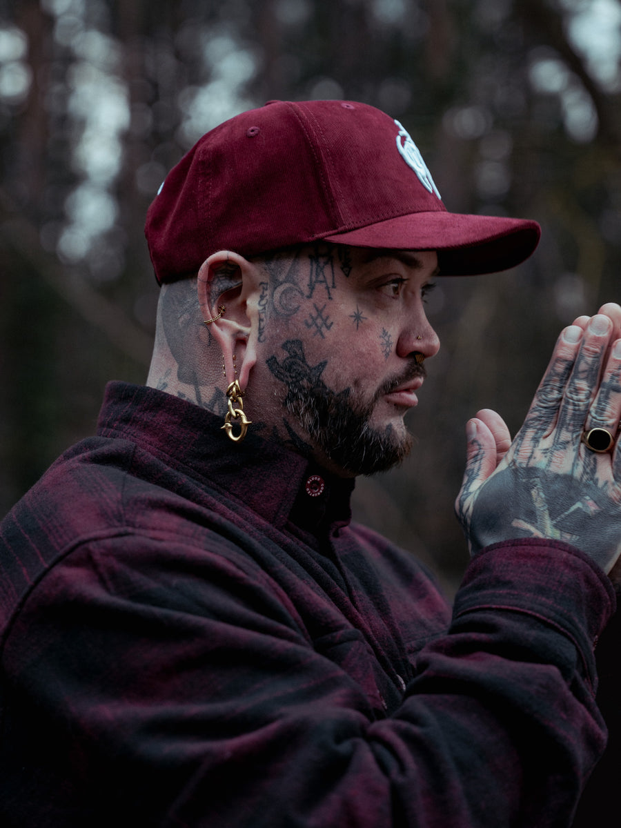Bloodlines – Portrait mit Flanell und Cap